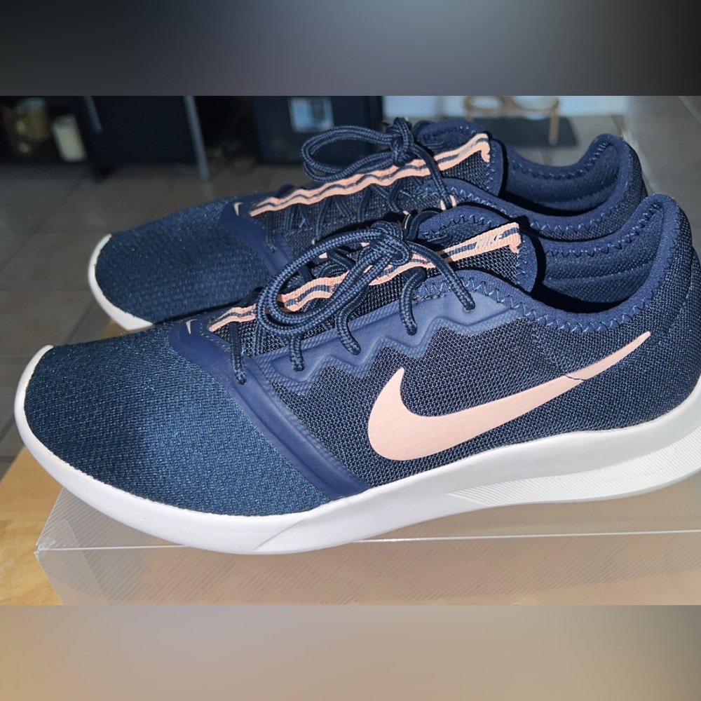 New without tags- Nike Viale Tech Racer
Blue/Pink - Picture 11 of 13